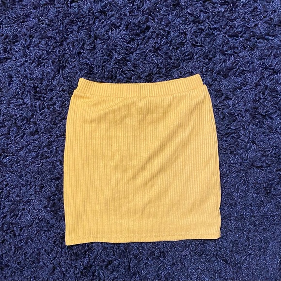 mustard yellow mini skirt - Picture 2 of 3